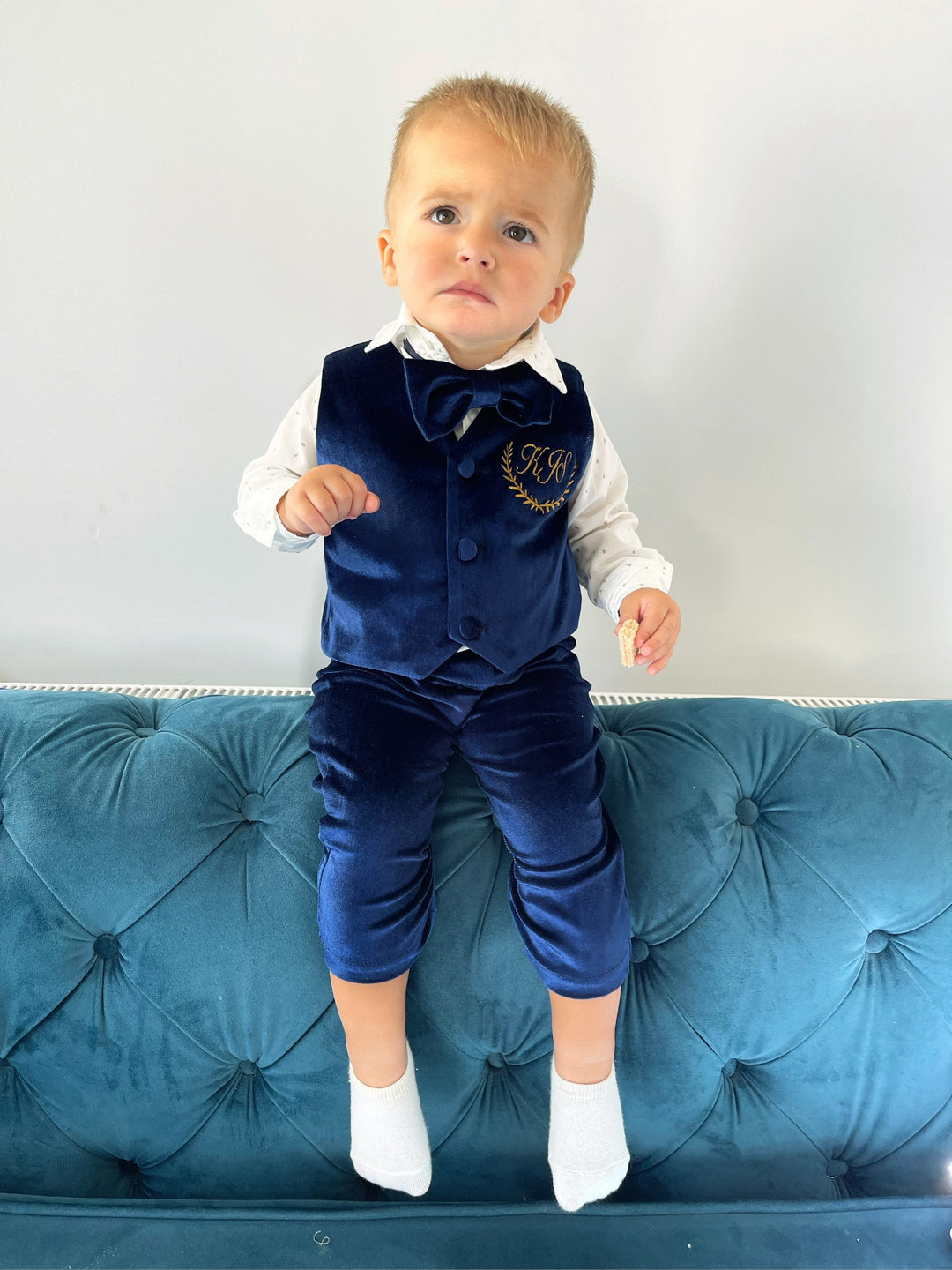 Costume personnalisé bébé garçon en velours bleu marine avec gilet, pantalon et nœud papillon