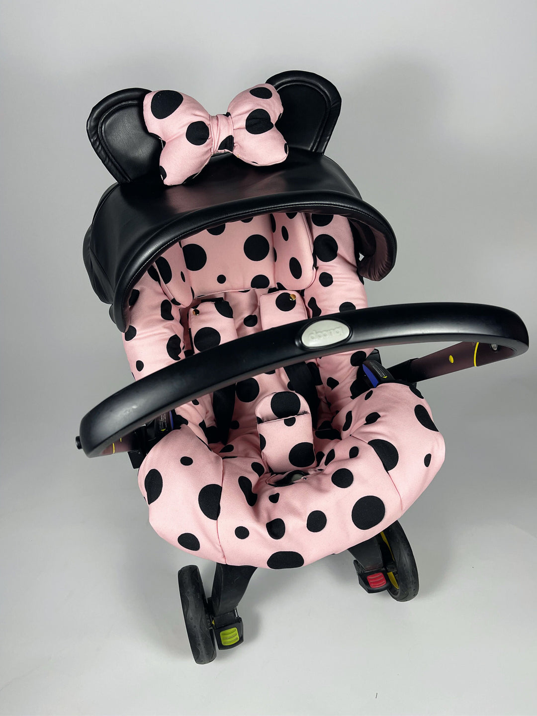 Pois et oreilles ludiques : ensemble de housses de siège d'auto Doona pour bébés filles et garçons - Accessoires adorables, parfaits pour les cadeaux de fête prénatale !